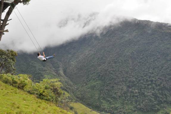 Divertindo-se em balanço à beira de precipício, na Casa del Arbol, em Baños, no Equador